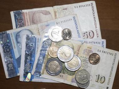 Кабинетът предлага 1077 лв. минимална заплата от 1 януари