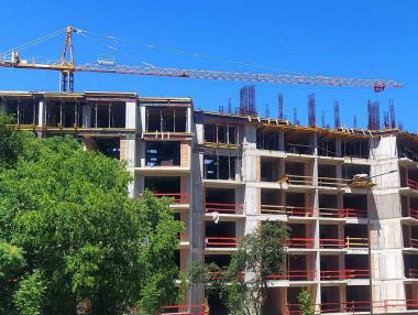 Кой печели от полуделия имотен пазар в България?