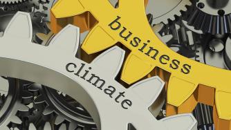 Бизнес климатът в България леко се подобрява през август