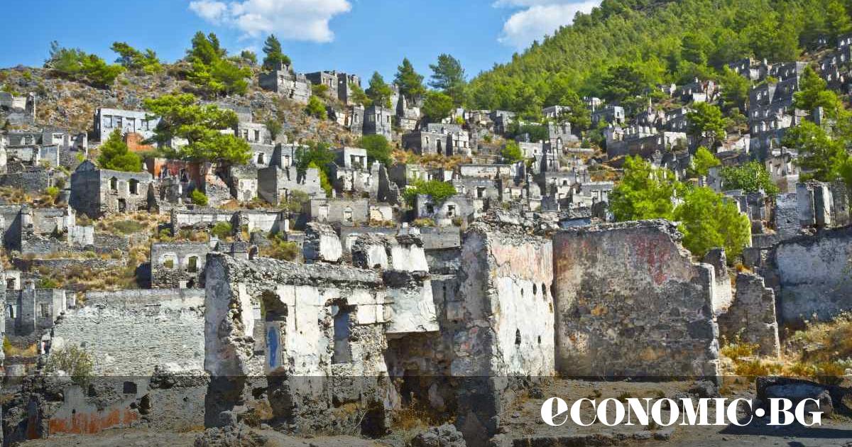 В Каякьой има голямо училище, тесни улички, които криволичат чак