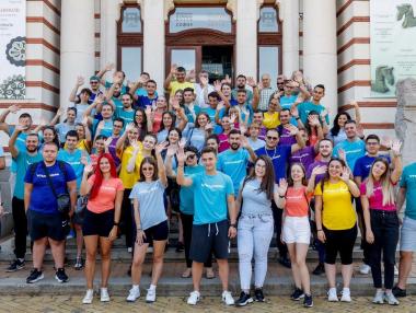 Стажанти от лятната програма на Vivacom с доброволческа акция