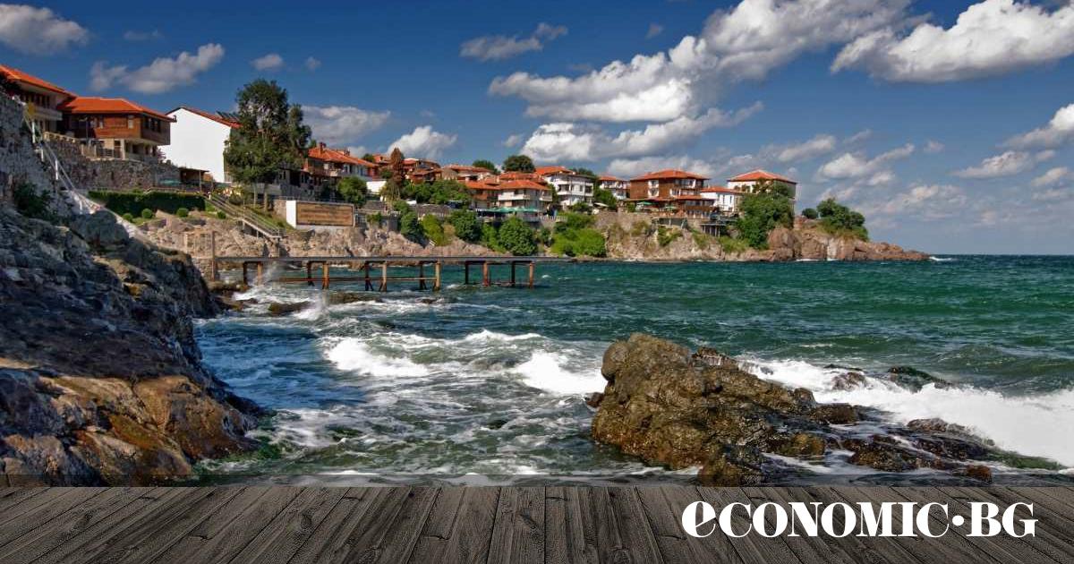 Кацнал на скалист полуостров, старият град на Созопол е като