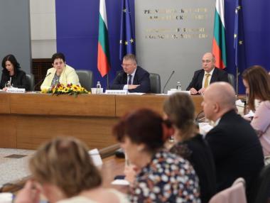 Синдикатите искат формула за определяне на прага на бедност