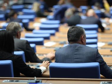 Парламентът набързо отмени новите правила за такса „смет“