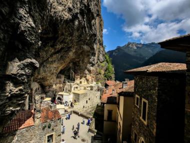 Древният манастир, почиващ на ръба на скала