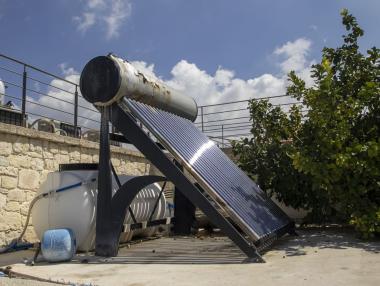 „На практика имате безплатна топла вода“: Как Кипър стана лидер в слънчевото отопление