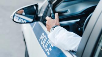 Хората в МВР са много, но полицаите не достигат