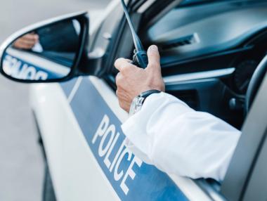 Хората в МВР са много, но полицаите не достигат