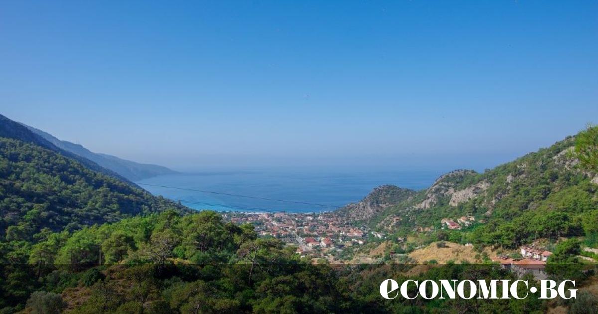 Обвити в прегръдките на дърветата върхове, изникващи от искрящи лазурни