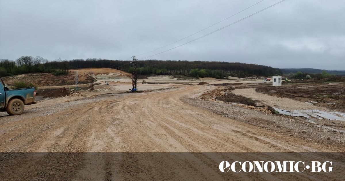 На 4 октомври 1974 г. е направена първа копка на