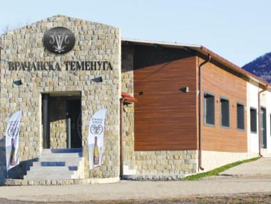 „От любов“: Малка семейна изба възражда винения сорт „Врачанска теменуга“