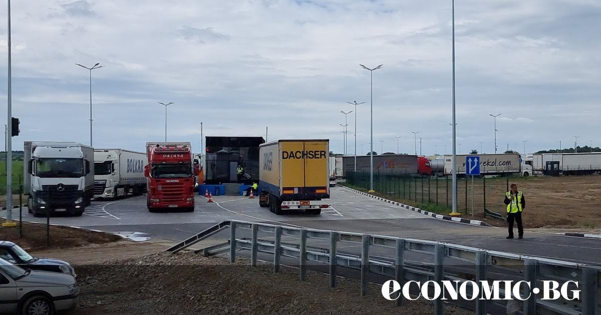 Три сигнала, свързани с частния буферен паркинг край Дунав мост