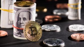 Цената на биткойн доближава 70 хил. долара