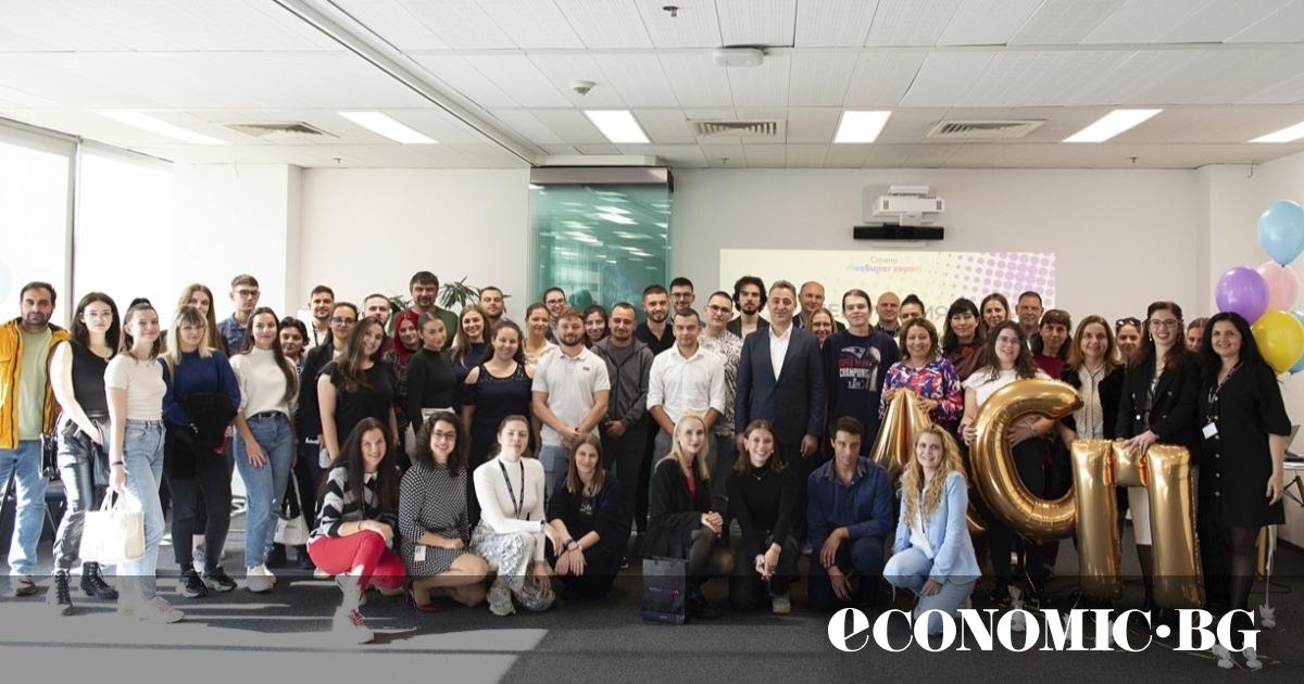 24 от студентите, които участваха в Лятна стажантска програма на
