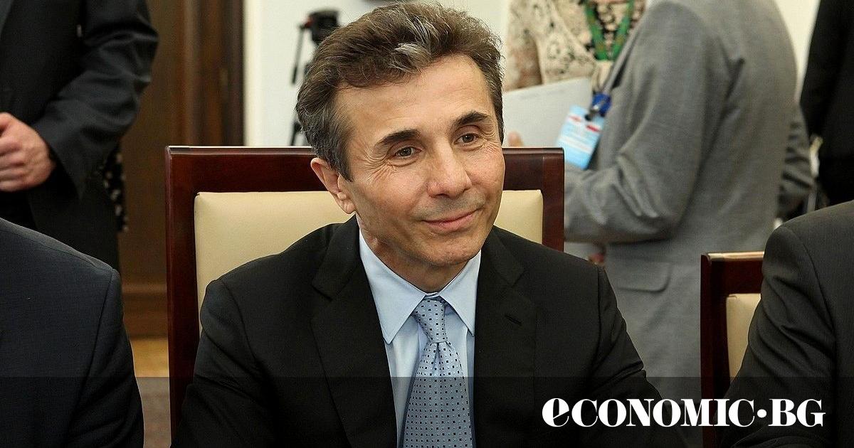 Високо на хълм, точно над столицата се извисява замък. Извън