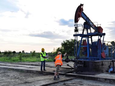 Петролът поевтиня с над 6% след слабите удари на Израел срещу Иран