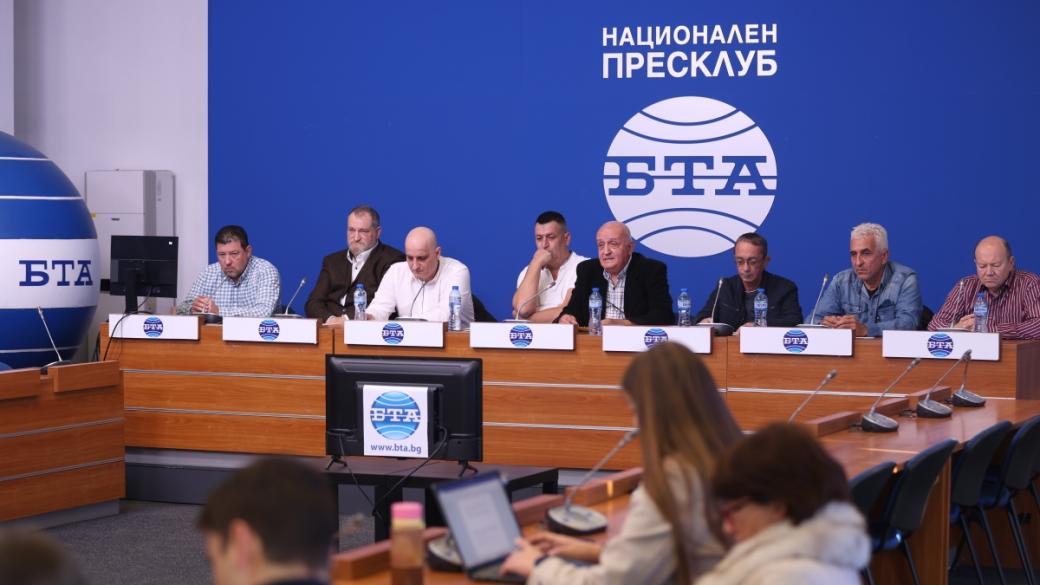 Таксиметровите шофьори заплашват да блокират основни пътища в цяла България