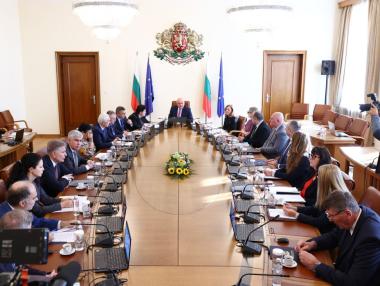 МС реши хлябът, брашното и ресторантите да са с 20% ДДС