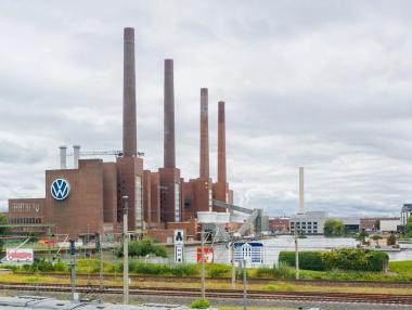 Стачки ще блокират 9 завода на Volkswagen в Германия