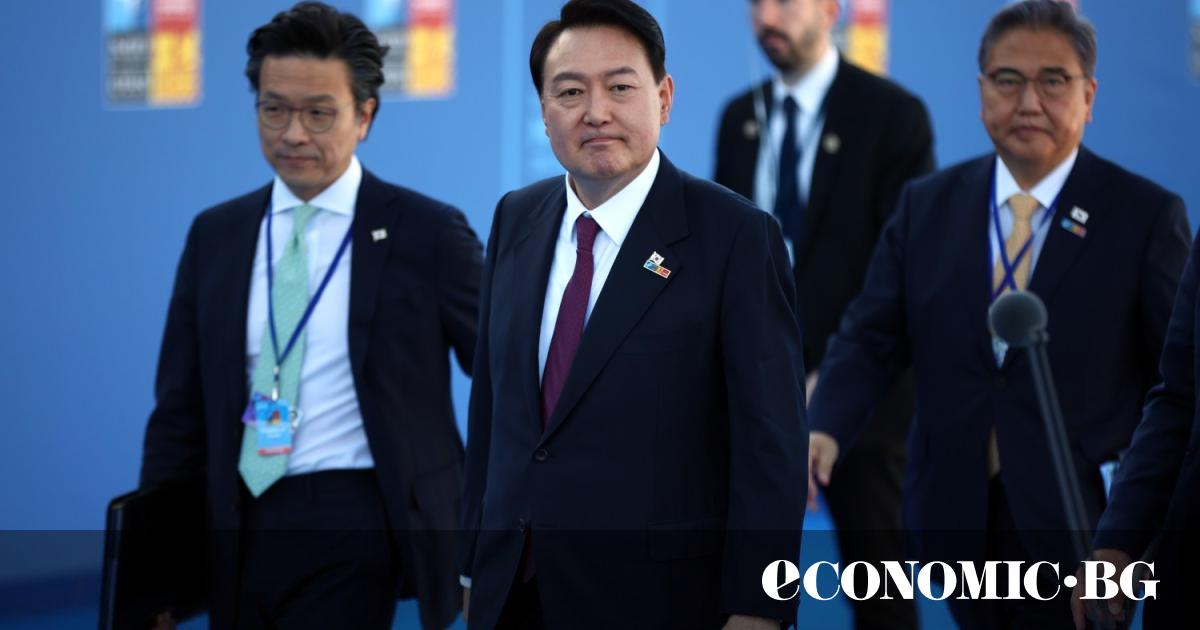 Южнокорейският президент Юн Сук Йол, който за кратко обяви военно