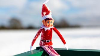 „Елфът на рафта“: Коледната традиция, превърнала се в глобален феномен