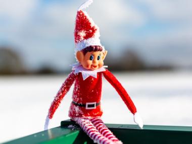 „Елфът на рафта“: Коледната традиция, превърнала се в глобален феномен