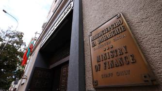 Вечерни новини: МФ залага невероятни приходи и нов дълг; Индустрията отново надолу