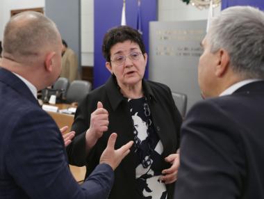 Невероятните „фантазии“ на Петкова застрашават добивния сектор в България