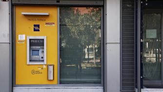 Гърция слага таван на някои банкови такси и премахва други