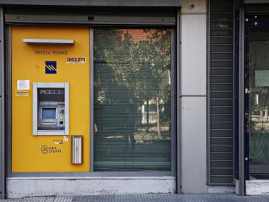 Гърция слага таван на някои банкови такси и премахва други