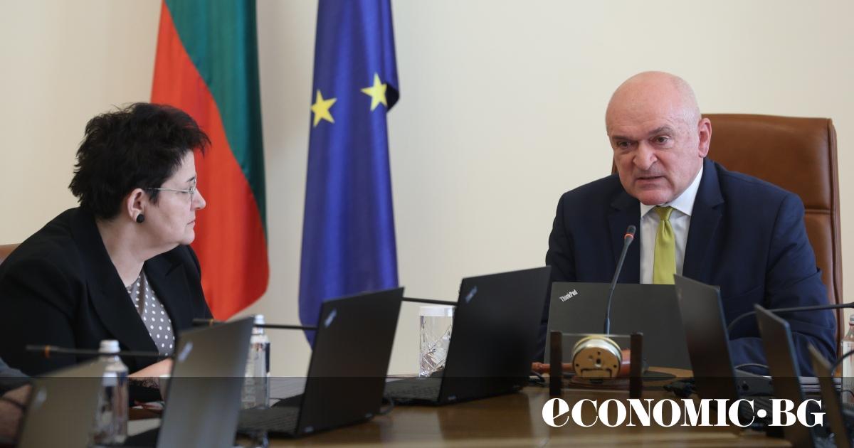 Служебният кабинет бави плащания и прехвърля средства в опит да