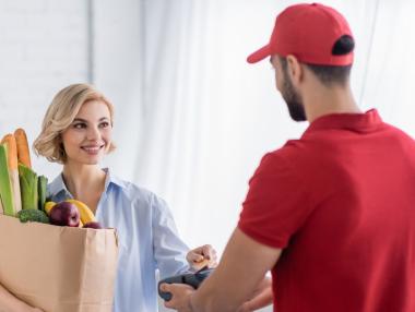 Българите поръчват все повече храна за вкъщи