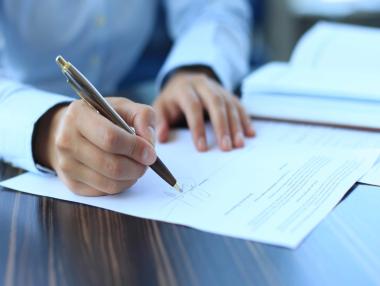 Кой даде най-много средства чрез обществени поръчки през 2024 г?