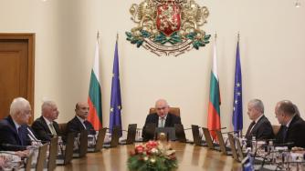 Вечерни новини: Заплатите и пенсиите стават приоритетни; Размерът на пенсиите за януари е неясен