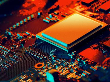 Защо световните сили се впуснаха в ожесточена битка за една миниатюрна технология?