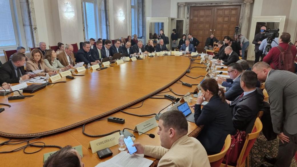 „Безотговорно поведение“: Депутатите претупаха специалния бюджетен закон