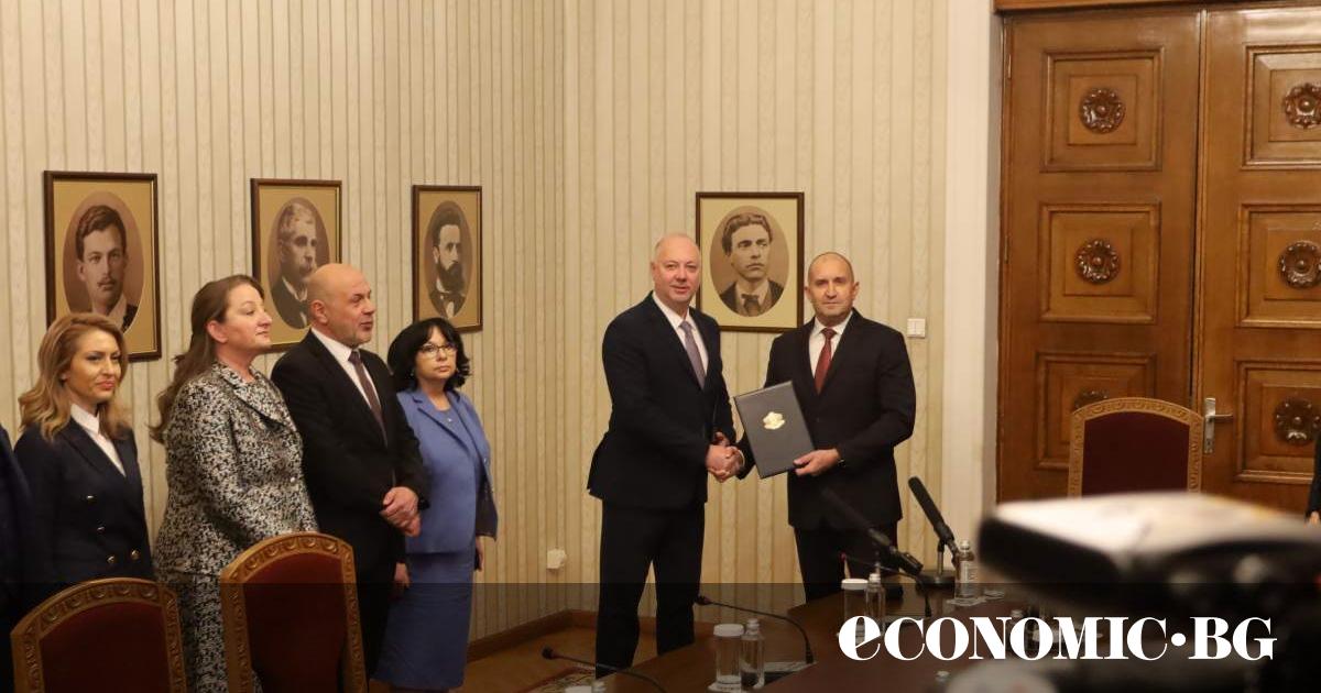 Президентът Румен Радев връчи първия проучвателен мандат на ГЕРБ- СДС.