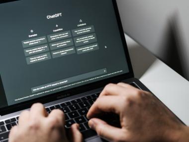 „Приливът настъпва“: Как един колеж учи младите хора да използват AI