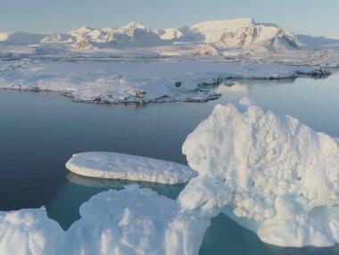 Топящият се лед в Гренландия създава условия за минерална „златна треска“