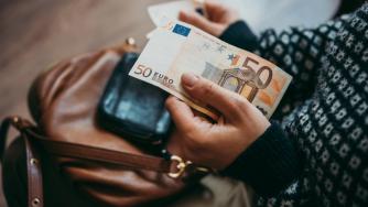 Нетни срещу брутни заплати в Европа: Кой колко носи вкъщи?