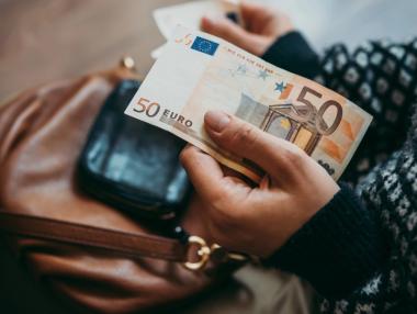 Нетни срещу брутни заплати в Европа: Кой колко носи вкъщи?