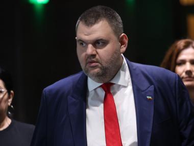 Пеевски иска държавата да купи „Лукойл Нефтохим“