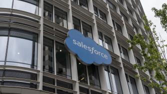Salesforce съкращава още служители