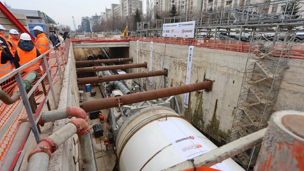 Галерия :: Снимка 0 :: „Къртицата“ започна да копае за столичното метро до „Слатина“ (галерия)}