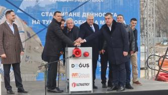 „Къртицата“ започна да копае за столичното метро до „Слатина“ (галерия)