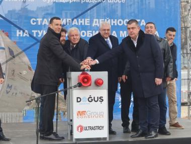 „Къртицата“ започна да копае за столичното метро до „Слатина“ (галерия)