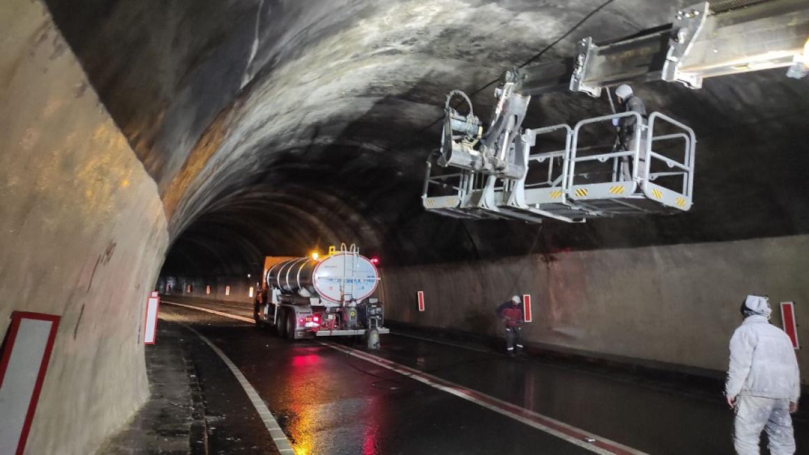 Галерия :: Снимка 2 :: АПИ почти приключи с ремонта на „Кривия тунел“ (галерия)}