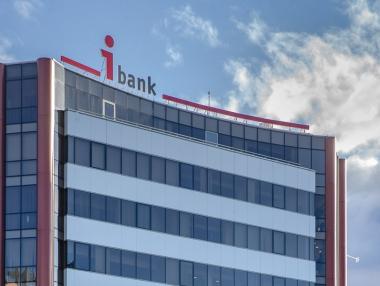 iBank трансформира финансовите си центрове с иновативни технологии