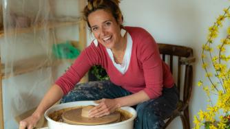 Магията на глината и фермата: Как едно семейство заряза София за село Лобош