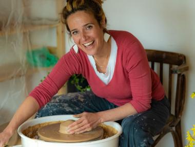 Магията на глината и фермата: Как едно семейство заряза София за село Лобош